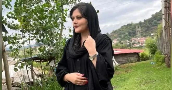 م﻿هسا امینی ۲۲ساله بود که همراه خانواده‌اش برای دیدار خویشاوندان از سقز به تهران آمده بود