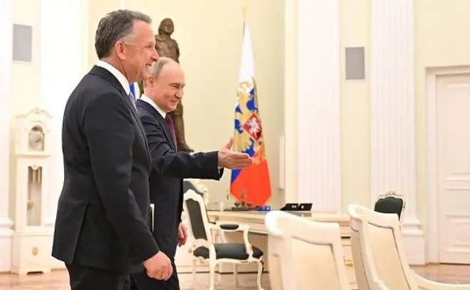 Президент Росії Володимир Путін вітає посланця президента США Стівена Віткоффа в Кремлі у квітні 2025 року. У тих переговорах також брали участь Юрій Ушаков та Кирилл Дмітрієв