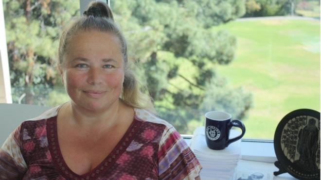 Svetlana Jitomirskaya sorrindo contidamentejogar na betfrente a área verde