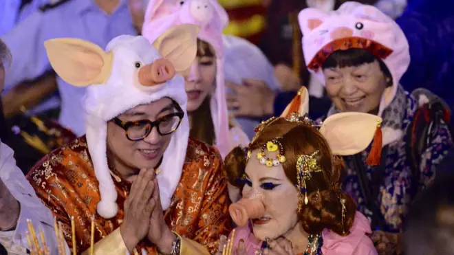 Люди й костюмах