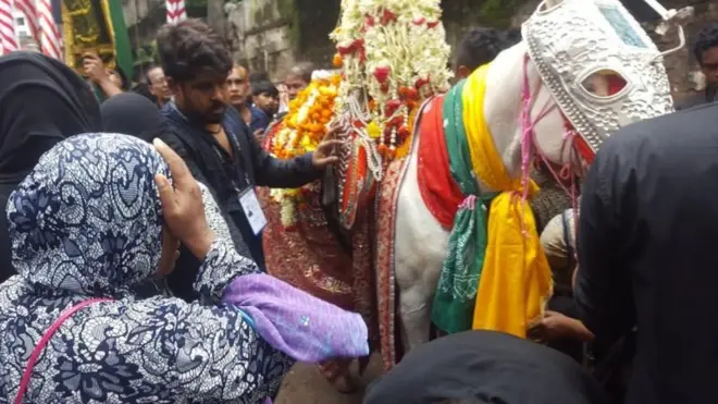 তাজিয়া মিছিলের পেছনে সুসজ্জিত ঘোড়াটির নাম 'দুলদুল'