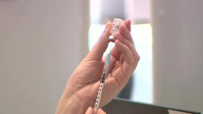 लंदन के किंग्स कॉलेज की एक स्टडी से बूस्टर डोज़ की ज़रूरत की बात सामने आई है.