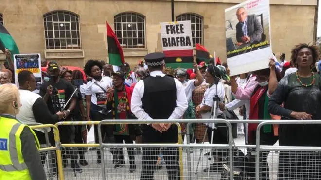 Ụmụnwaanyị Ipob na-eme ngagharịiwe n'isiụlọọrụ BBC dị na Lọndọn