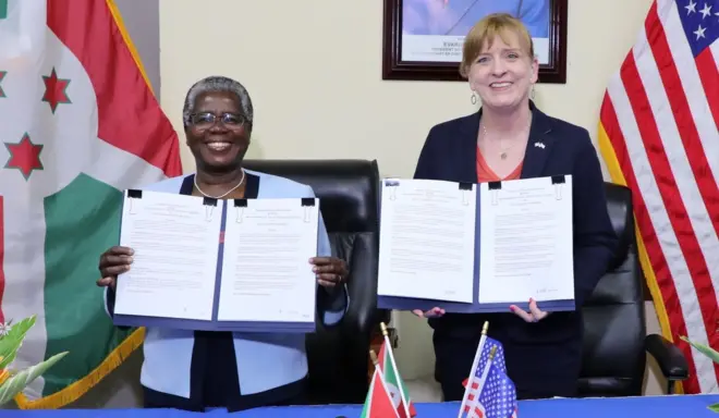 Umushikiranganji Lydwine Baradahana w'u Burundi n'uwuserukira Amerika mu Burundi Lisa J. Peterson