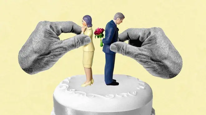 Ilustração de bolo de casamento com os bonecos do casal de costas um para o outro.