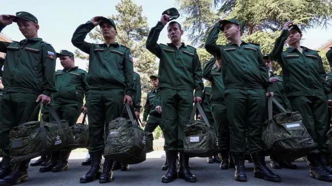 مجندون في الجيش الروسي في مركز سيمفيروبول بشبه جزيرة القرم