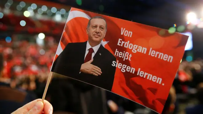 图为德国的艾尔多按支持者打出标语。