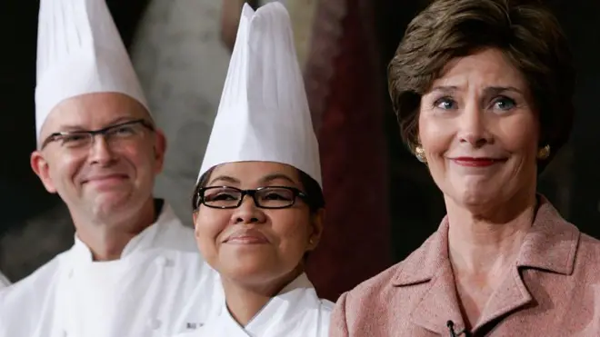 Laura Bush, Cristeta Comerford y el chef pastelero de la Casa Blanca, William Yosses sonriendo.