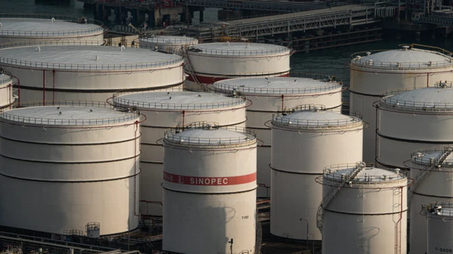 Tanques de armazenamento da China Petroleum & Chemical Corp. (Sinopec) no terminal de contêineres em Hong Kong, China