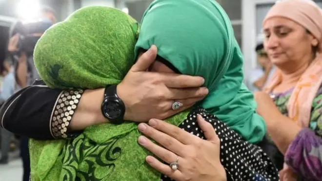 Suriyadan geri qayıdan Çeçenistan vətəndaşı evə buraxılan zaman, dağıstanlı qadınlar Qroznı hava limanın çıxışında həbs ediliblər