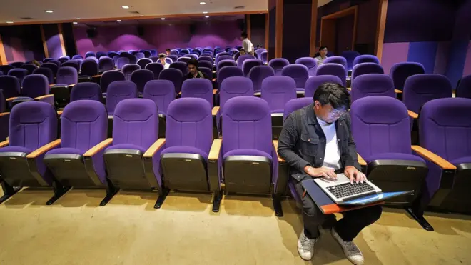 นักรบ มูลมานัส กราฟิกดีไซเนอร์อิสระ-ศิลปินภาพคอลลาจ วัย 27 ปี