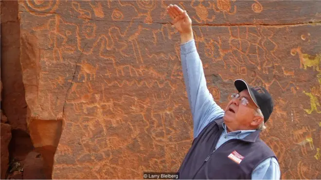 在佛欄佛農場遺址裏，卓爾仔細記錄岩畫上的光與影。