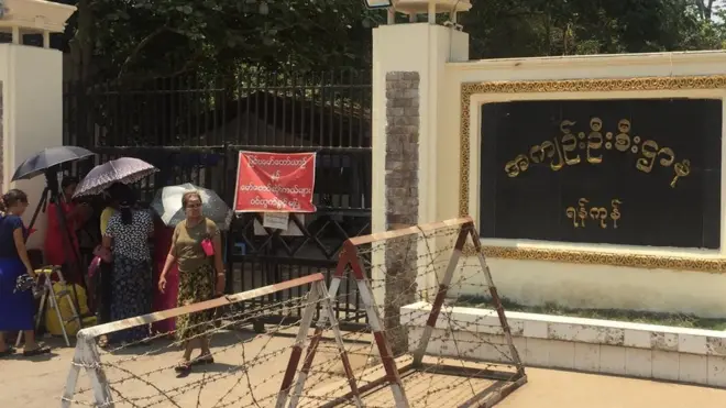 အင်းစိန်အကျဉ်းထောင်ရှေ့ စောင့်ဆိုင်းနေကြသူများ