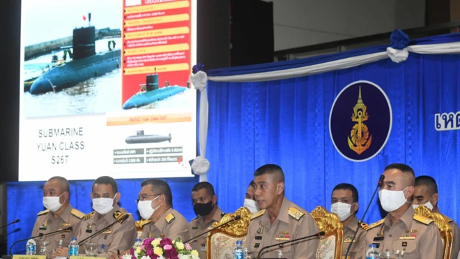 นายทหารระดับสูงกองทัพเรือ แถลงข่าวชี้แจงการจัดซื้อเรือดำน้ำ วงเงิน 22,500 ล้านบาท ที่ผูกพันงบประมาณแผ่นดินยาวนาน 7 ปี ท่ามกลางกระแสวิจารณ์ถึงความจำเป็นในภาวะเศรษฐกิจหลังโรคระบาดโควิด-19