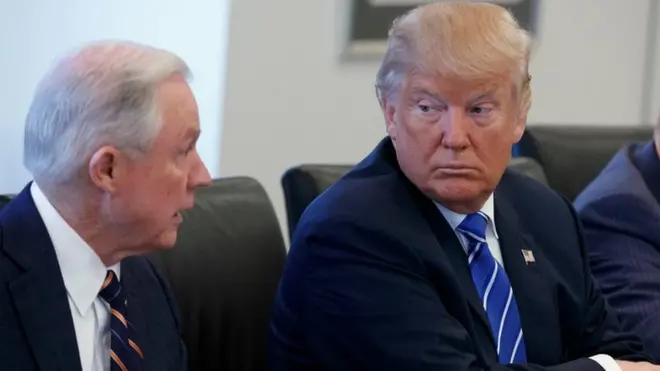 La nominación de Jeff Sessions (izquierda) para fiscal general generó gran malestar entre organizaciones como la Unión para las Libertades Civiles en América.