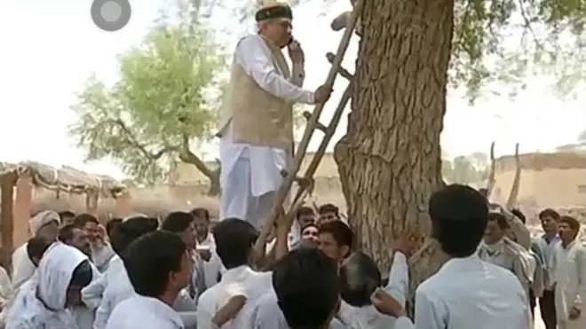 बिकानेर के धोलिया गांव पहुंचे केंद्रीय मंत्री अर्जुन राम मेघवाल को चढ़ना पड़ा पेड़ पर