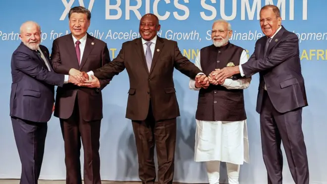 Лидери земаља БРИКС (с лева на десно): Лула да Силва (Бразил), Си Ђинпинг (Кина), Сирил Рамофоса (Јужна Африка), Нарендра Моди (индијски премијер) и Сергеј Лавров (министар спољних послова Русије)