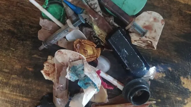 මාළුවාගේ කුස තුළ සිලින්ජර සහ ප්ලාස්ටික් කැබලි