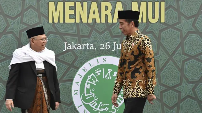 Presiden Joko Widodo (kanan) bersama Ketua Umum Majelis Ulama Indonesia (MUI) Maruf Amin menuju tempat peletakan batu pertama proyek pembangunan Menara MUI di Bambu Apus, Jakarta, Kamis (26/07).