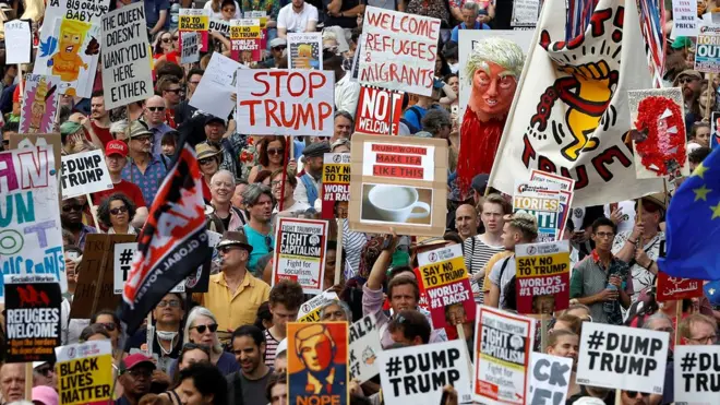 Aksi memprotes Trump dan kebijakannya sebagai presiden AS diikuti oleh puluhan ribu orang di London.
