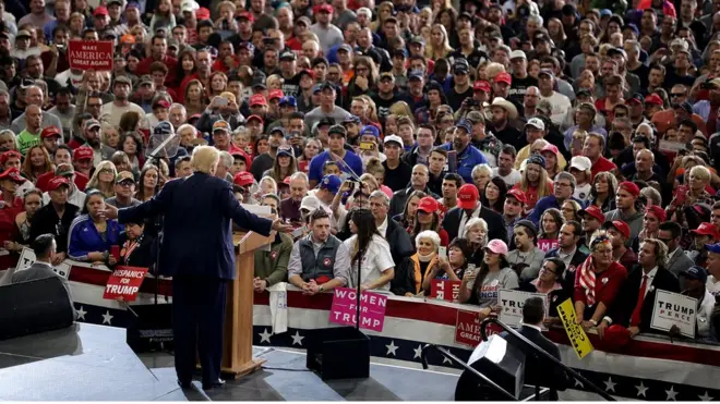 လူထုမဲဆွယ်ပွဲတစ်ခုမှာ တွေ့ရတဲ့ ဒေါ်နယ်ထရမ့်