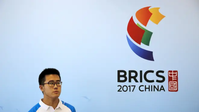 金磚國家領導人廈門峰會媒體中心內的一名志願者(2/9/2017)