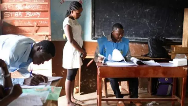 Nwaanyị a na-ebinye aka na ntuliaka Sierra Leone