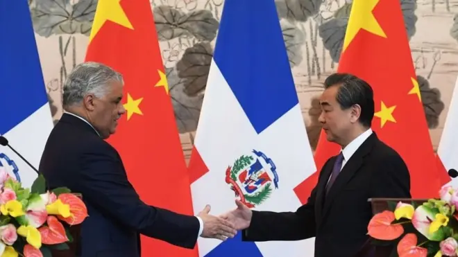 Miguel Vargas, ministro de relaciones exteriores de República Dominicana y Wang Yi, ministro de relaciones exteriores de China, anunciaron el comienzo de relaciones diplomáticas entre ambos países.