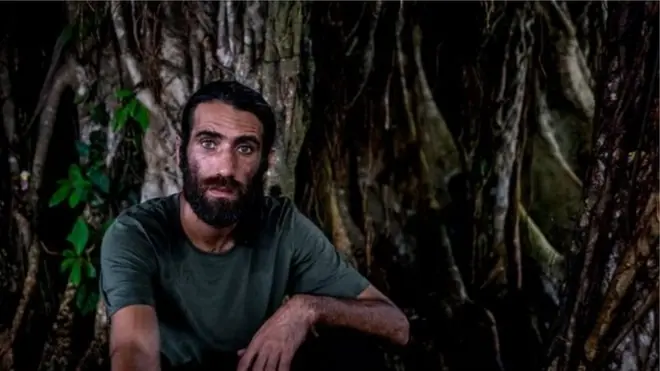Behrouz Boochani menulis kronik kehidupan pengungsi di Pulau Manus.
