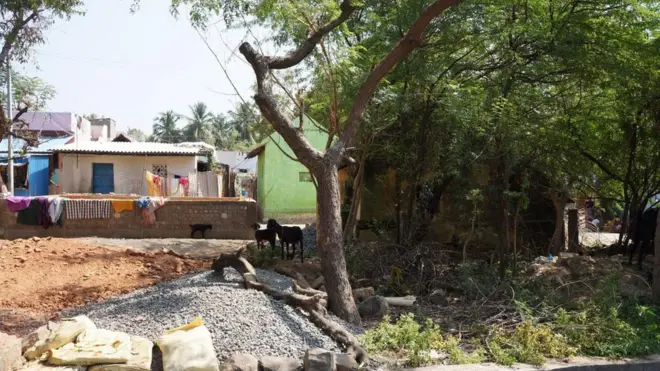 "الخوف من اللعنة" يدفع قرية هندية لمنع ارتداء الأحذية