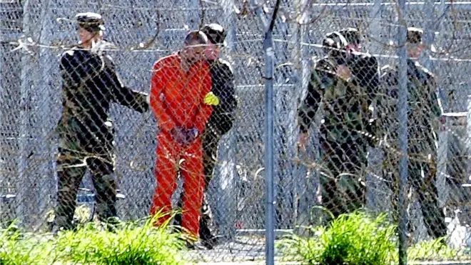 په لومړي سر کې په ګوانتانامو زندان کې۷۸۰ بندیان ساتل کېدل، چې ډېری یې له محاکمو او تور پرته کلونه کلونه هلته بندیان وو