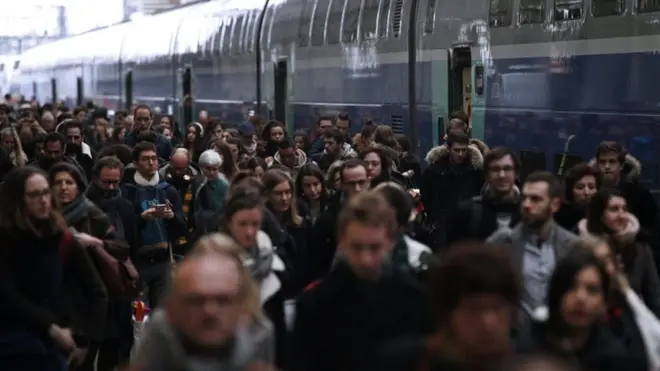 На Лионском вокзале в Париже платформы переполнены