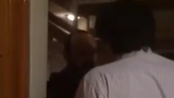 صحنه ای از پخش زنده اینترنتی آنچه در منزل پیمان عارف گذشت