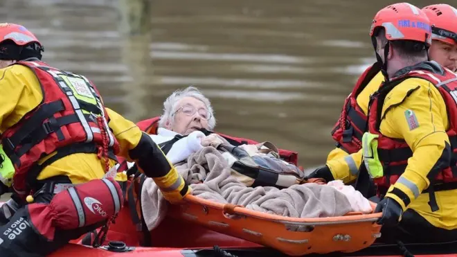 أغرقت العاصفة دينيس المزيد من المنازل وسط مخاوف بفيضانات أوسع نطاقا لتشبع الأرض بالمياه