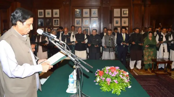 وفاق میں حکومت کی تشکیل کے بعد تحریک انصاف کی صوبائی کابینہ کے اراکین نے کا حلف لے لیا ہے۔