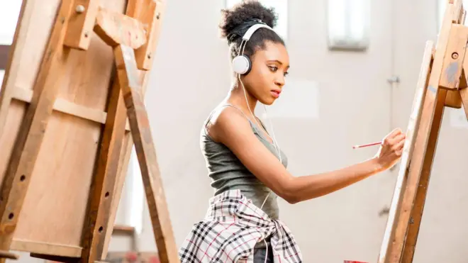 Дівчина малює