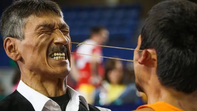 کشیدن گوش یکی از جالب‌توجه‌ترین مسابقات المپیک اسکیموها است