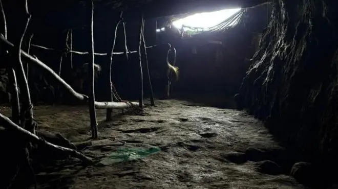 மகாராஷ்டிரா, ஒரு சிறிய குகைக்குள் 150 பசு, 10 எருமை மற்றும் ஆடுகளுடன் 3 குடும்பங்கள் வாழ்வது எப்படி?