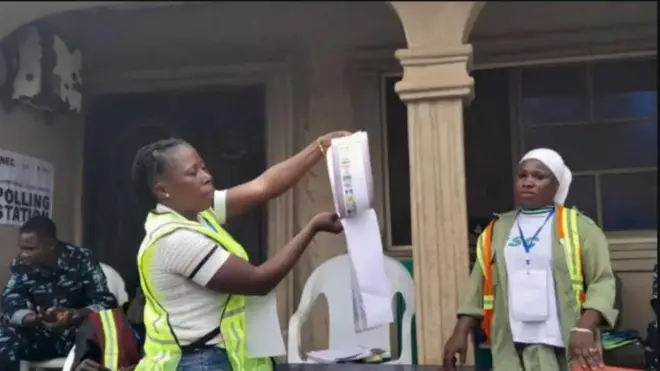 Oṣiṣẹ eleto idibo to n ka ibo pẹlu agunbanirọ to duro