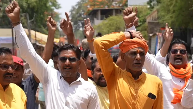 भोजशाला में नारे लगाते हिंदू पक्ष के लोग