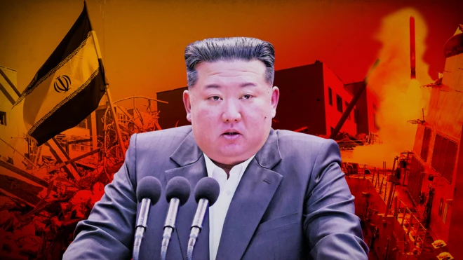 Hoggaamiyaha Waqooyiga Kuuriya Kim Jong Un, oo xiran jaakad suudh cawl ah iyo shaati cad, iyadoo gadaashiisa ay ka muuqato casaan muujinaya calanka Iiraan iyo dhismayaal burbursan.