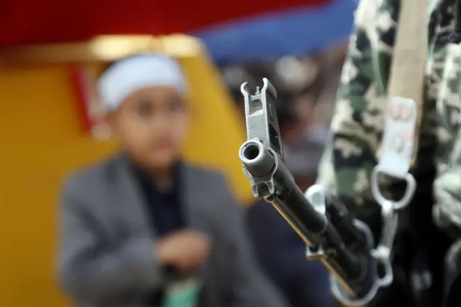 عنصر أمني تابع للحوثيين يحرس احتجاجاً أُقيم في العاصمة اليمنية صنعاء، في 31 يوليو/تموز 2026، تنديداً بما تصفه الجماعة باستمرار الحصار الذي تقوده السعودية على اليمن. والصورة ملتقطة قبل نحو أسبوع من التصعيد الأخير.
