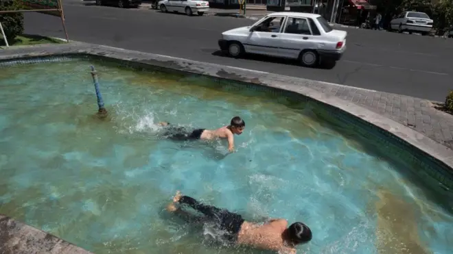 موج گرما و دو کودک در حوض شهری