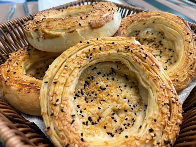 Savat to‘la ustiga kunjut va siyohdona sepilgan, tandirda yopilgan tansiq Toshkent patirlari