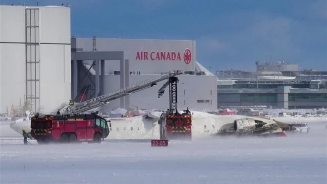 전복된 여객기 모습