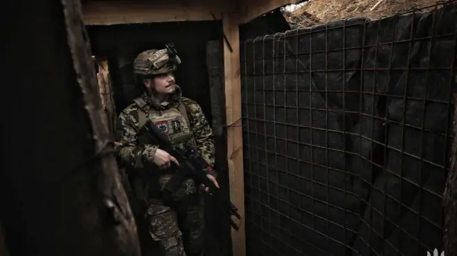 Боєць 128 гірсько-штурмової бригади ЗСУ на позиції. Саме цей підрозділ тримає ділянку фронту біля міст Оріхів та Кам'янське