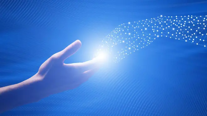 Una mano real se entrelaza con una mano virtual