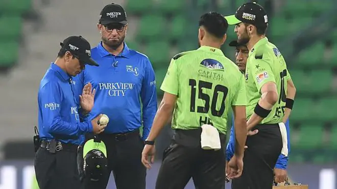 खिलाड़ी और अंपायर