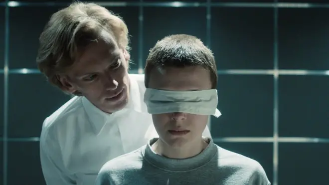 Likovi koje igraju Mili Bobi Braun i Džejmi Kembel Bouer imaju veoma problematičan odnos