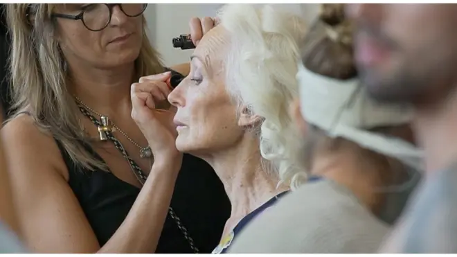 Лариса Михальцова живет в небольшом украинском селе, играет на баяне и преподает в детской музыкальной школе. В 60 лет она начала карьеру модели.